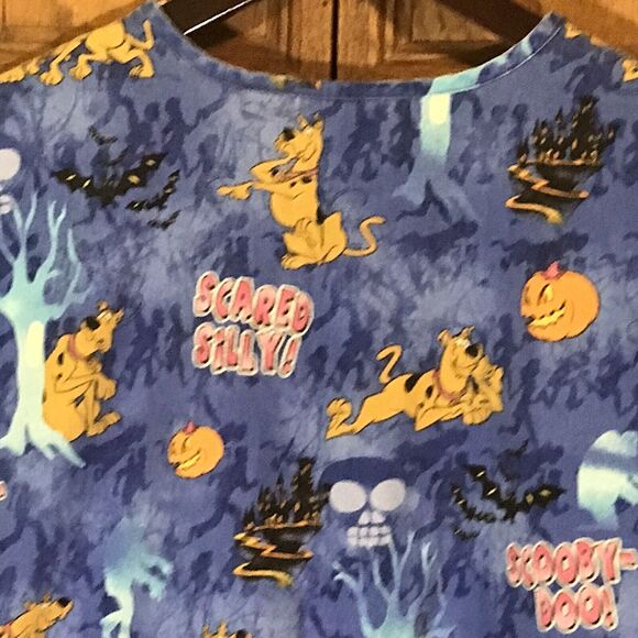 Scooby Doo Scared Silly Scrub Top Women’s S Blue Short Sleeve V-Neck 4 Pockets - Picture 8 of 11